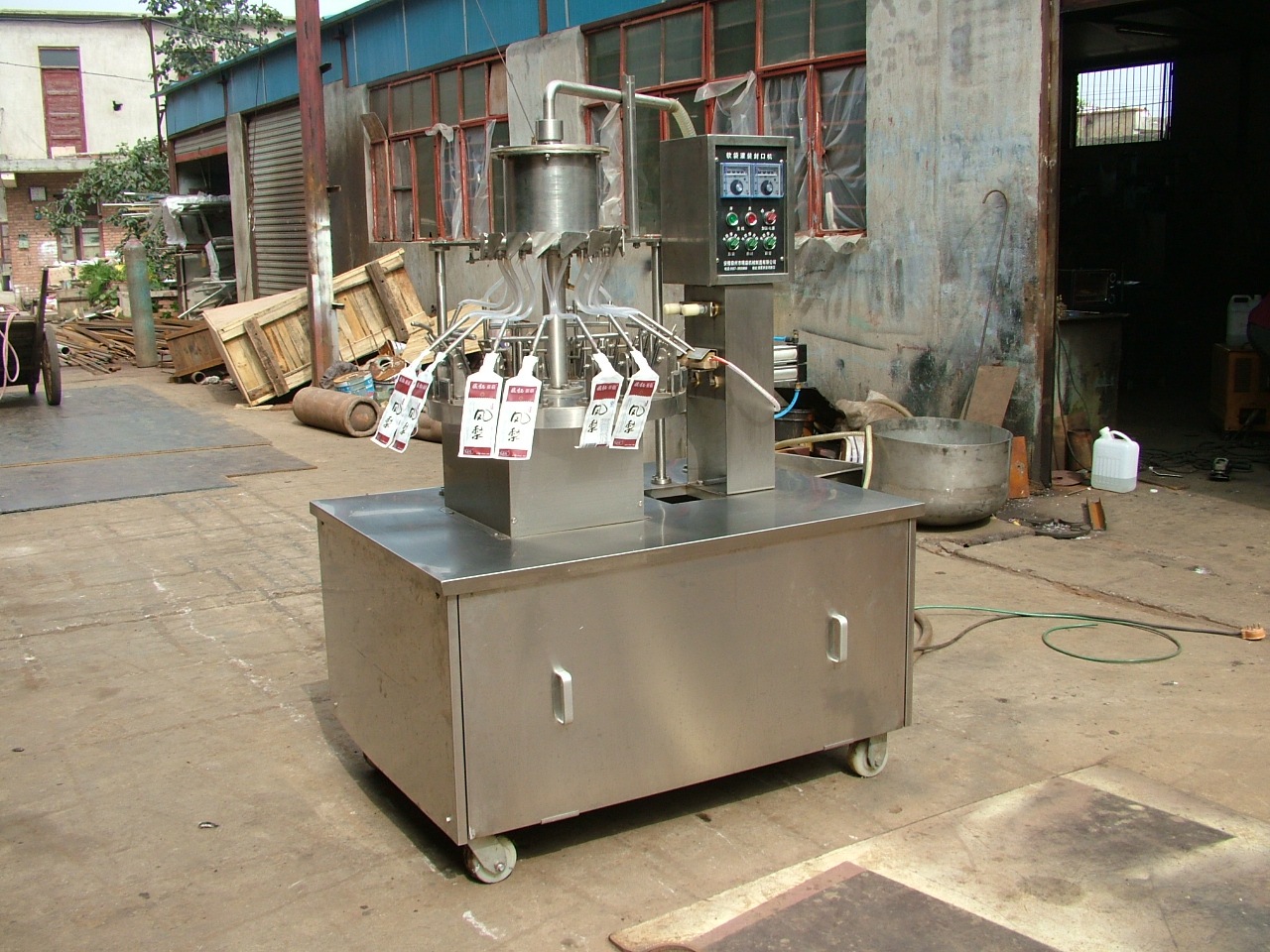 Automatic Pouch Filling and Sealing Machine