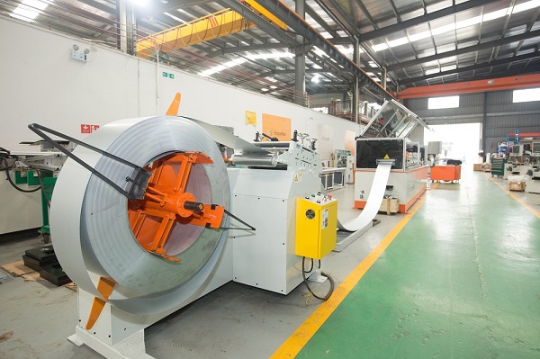Roll forming machine with automatic uncoiler and precision leveling system