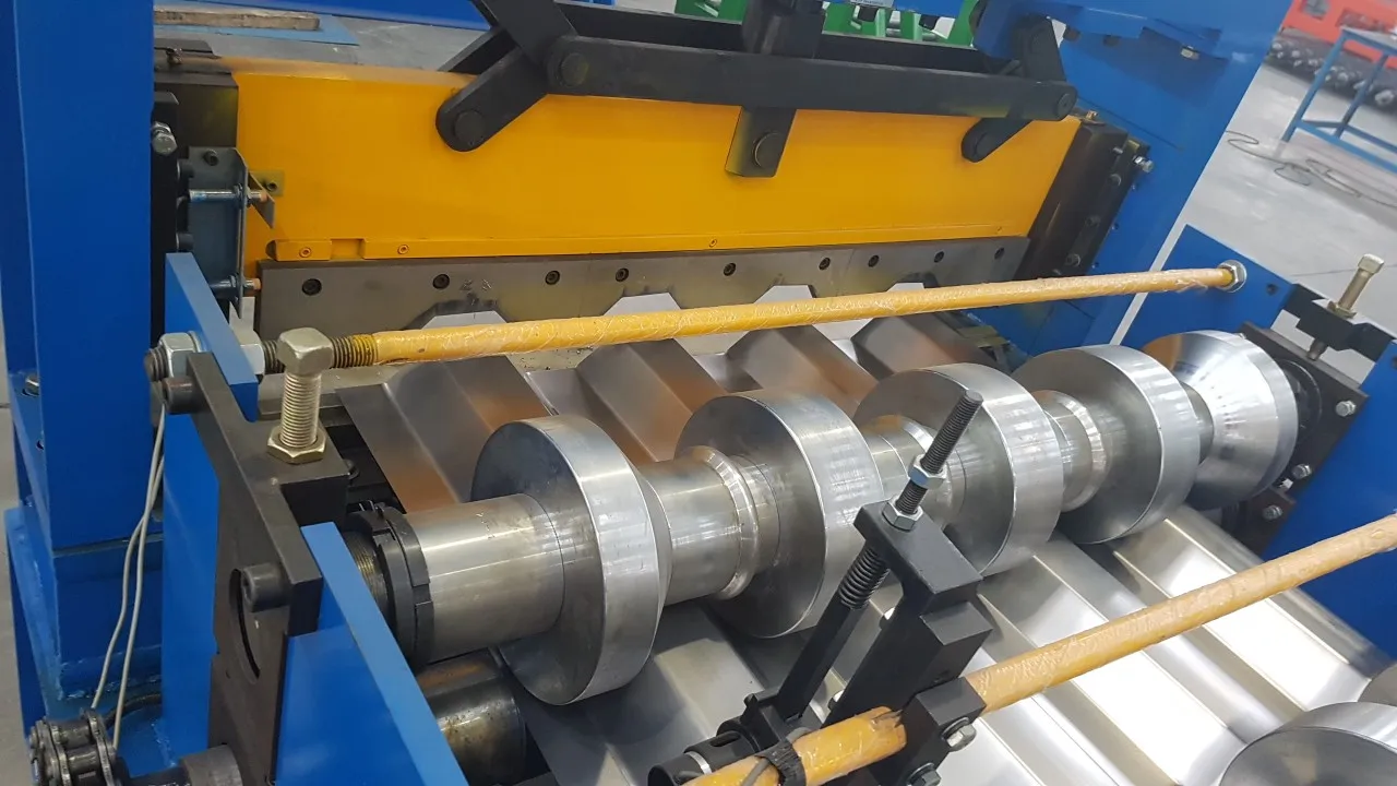 Side view of the heavy-duty steel roll forming machine