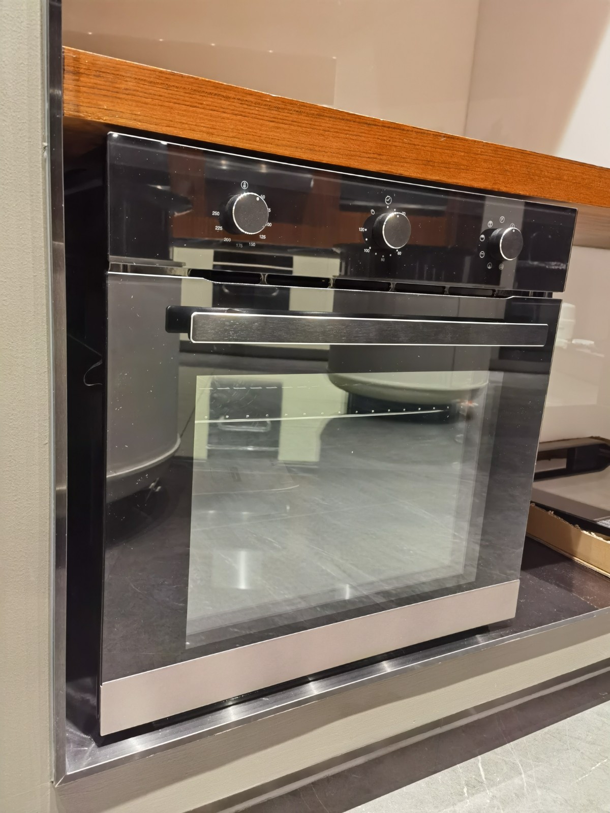 G66MQ-A Electric Built-In Wall Oven with Convection, 8 Functions, Push Button Knobs - Image 2