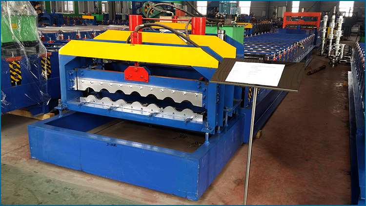 Side view of the roll forming machine showing hydraulic cylinders and base frame