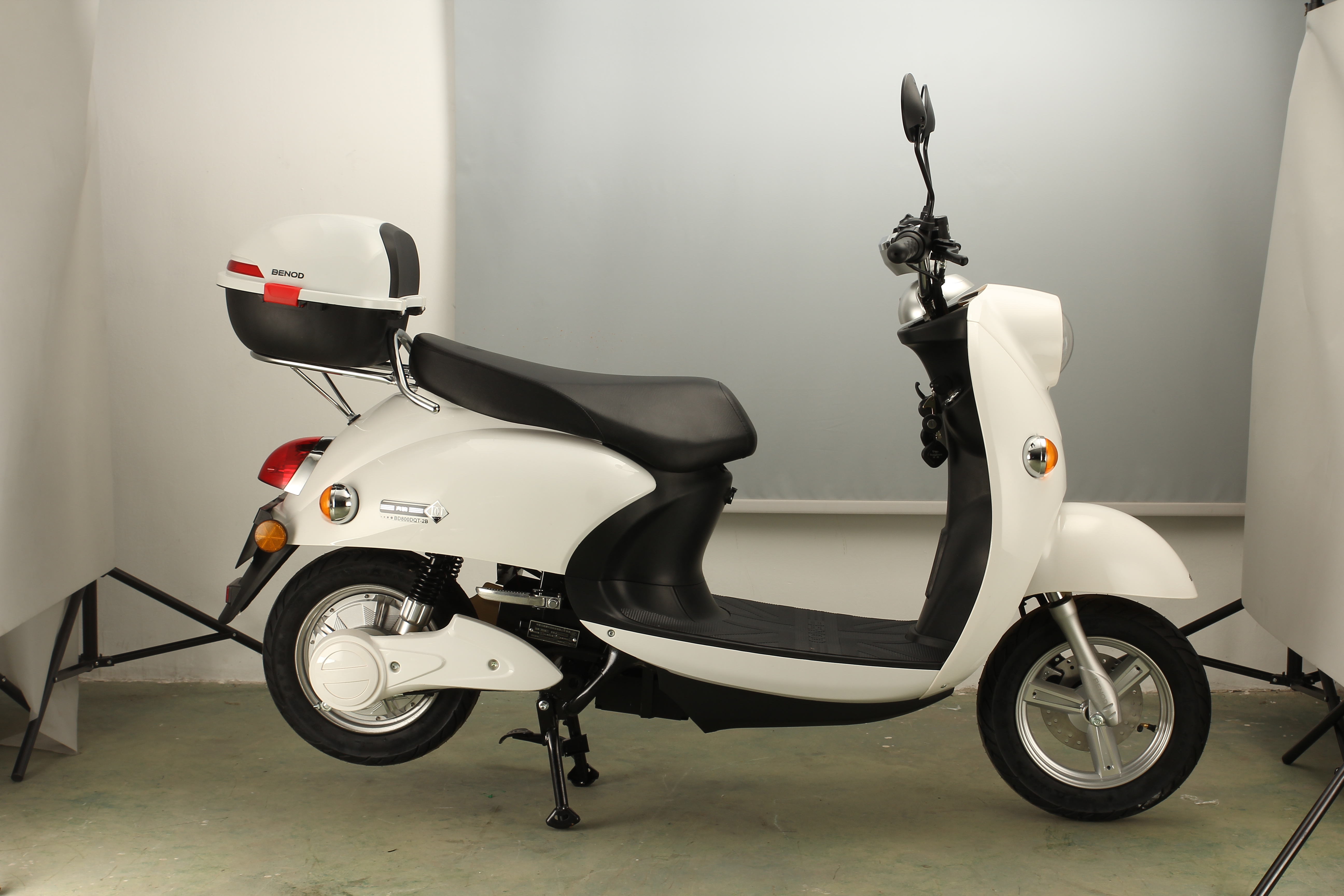 Electric motorcycle with rear storage box