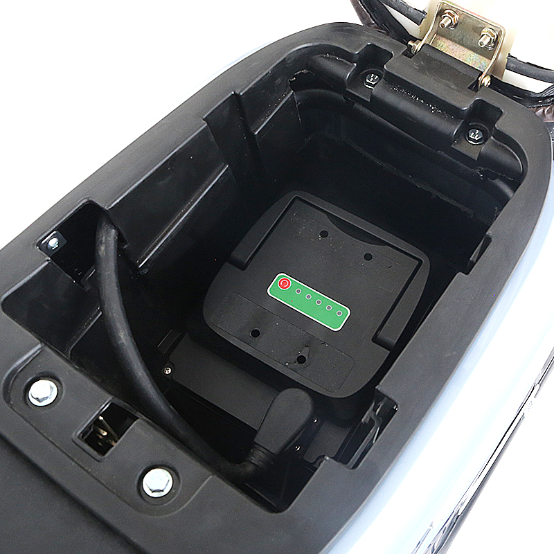 Battery charge level indicator on the scooter