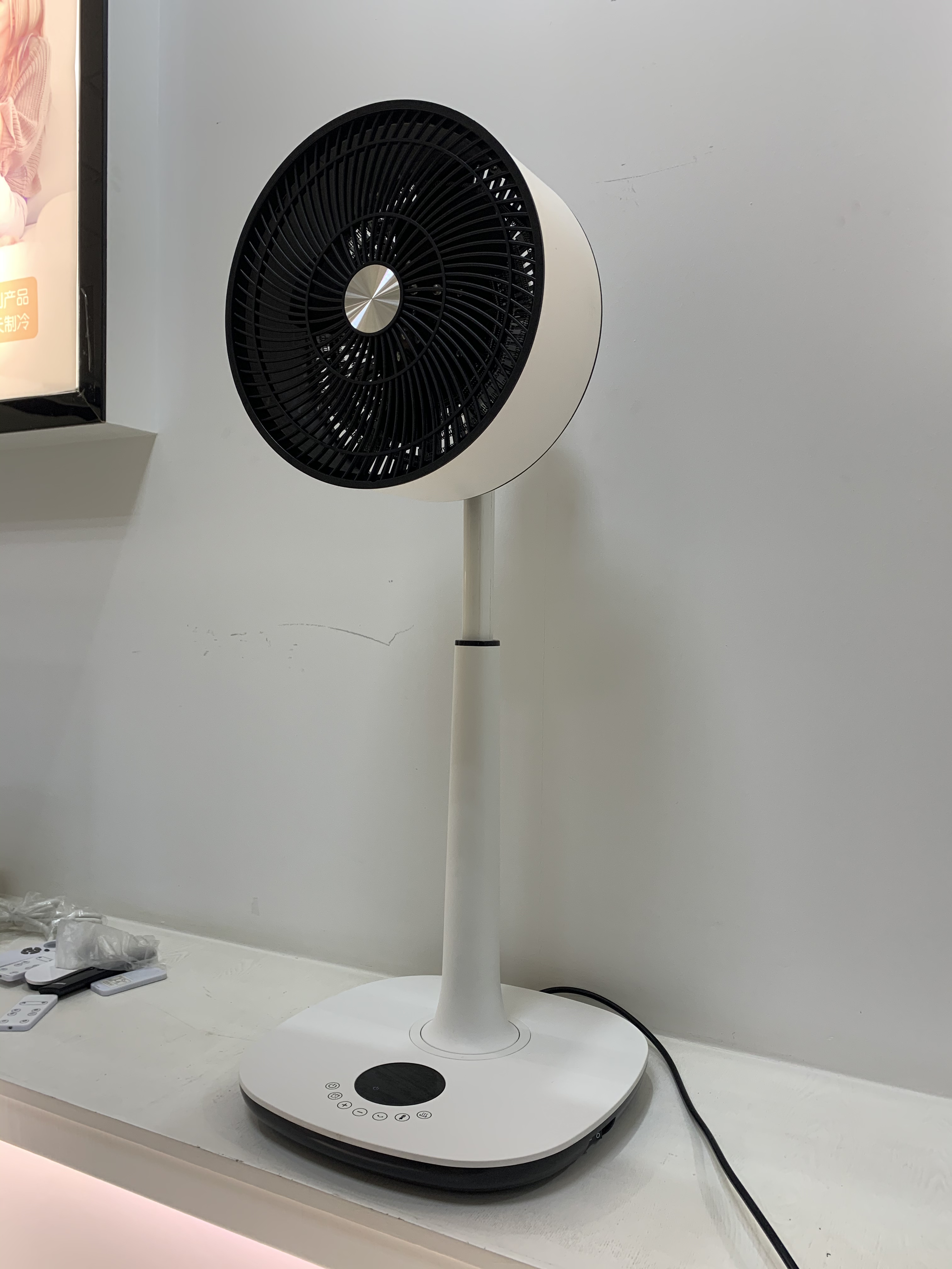 Heating and cooling fan - Image 2