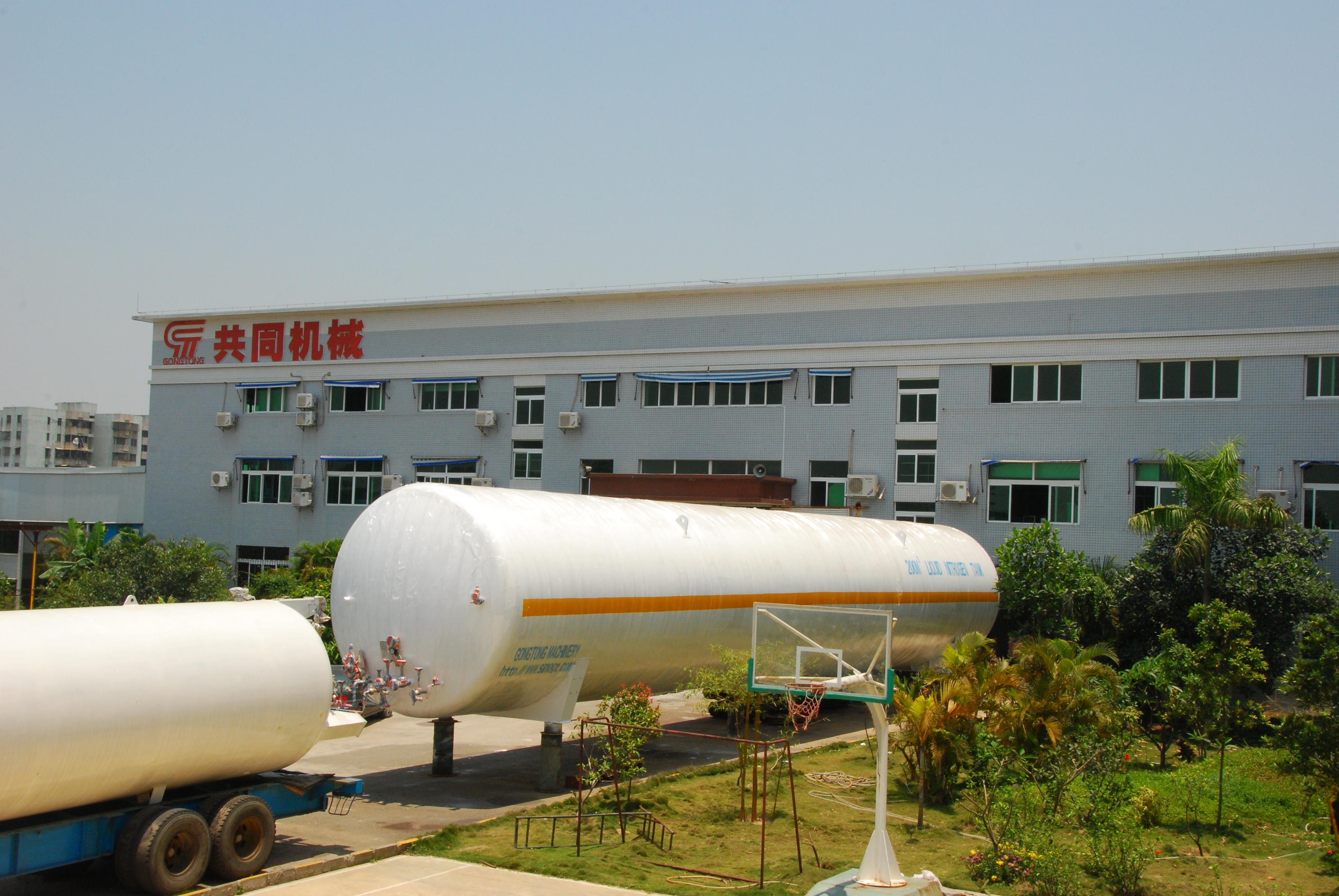 Horizontal cryogenic storage tank - Image 2