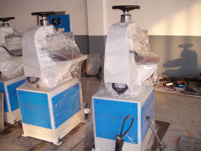 Side view of the hydraulic swing arm cutting machine