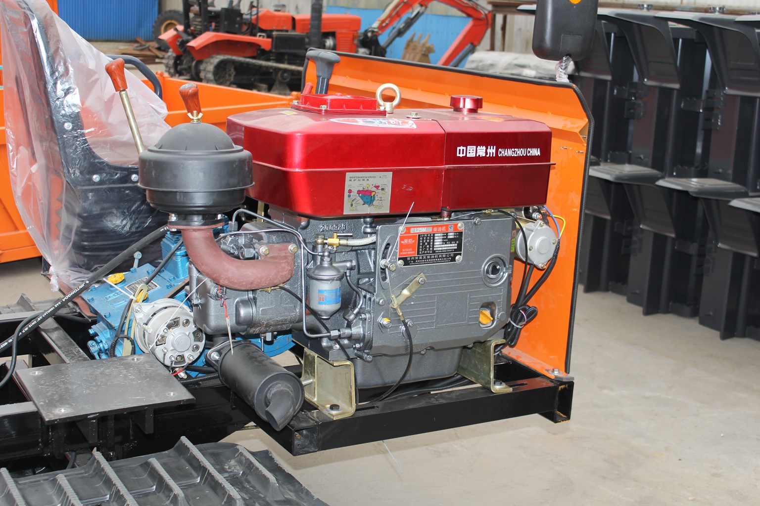 Hydraulic diesel drive 4T crawler dumper transport vehicle - Image 2