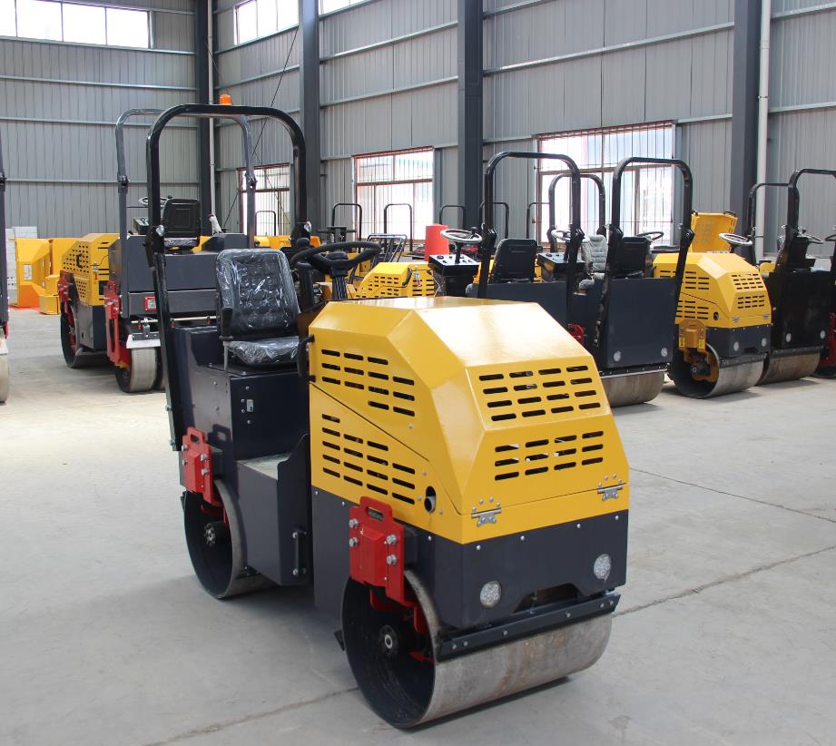 Side profile of the 1-ton ride-on road roller showing articulated frame and operator seat.