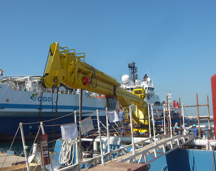 Hydraulic telescopic crane for marine ship - Image 2