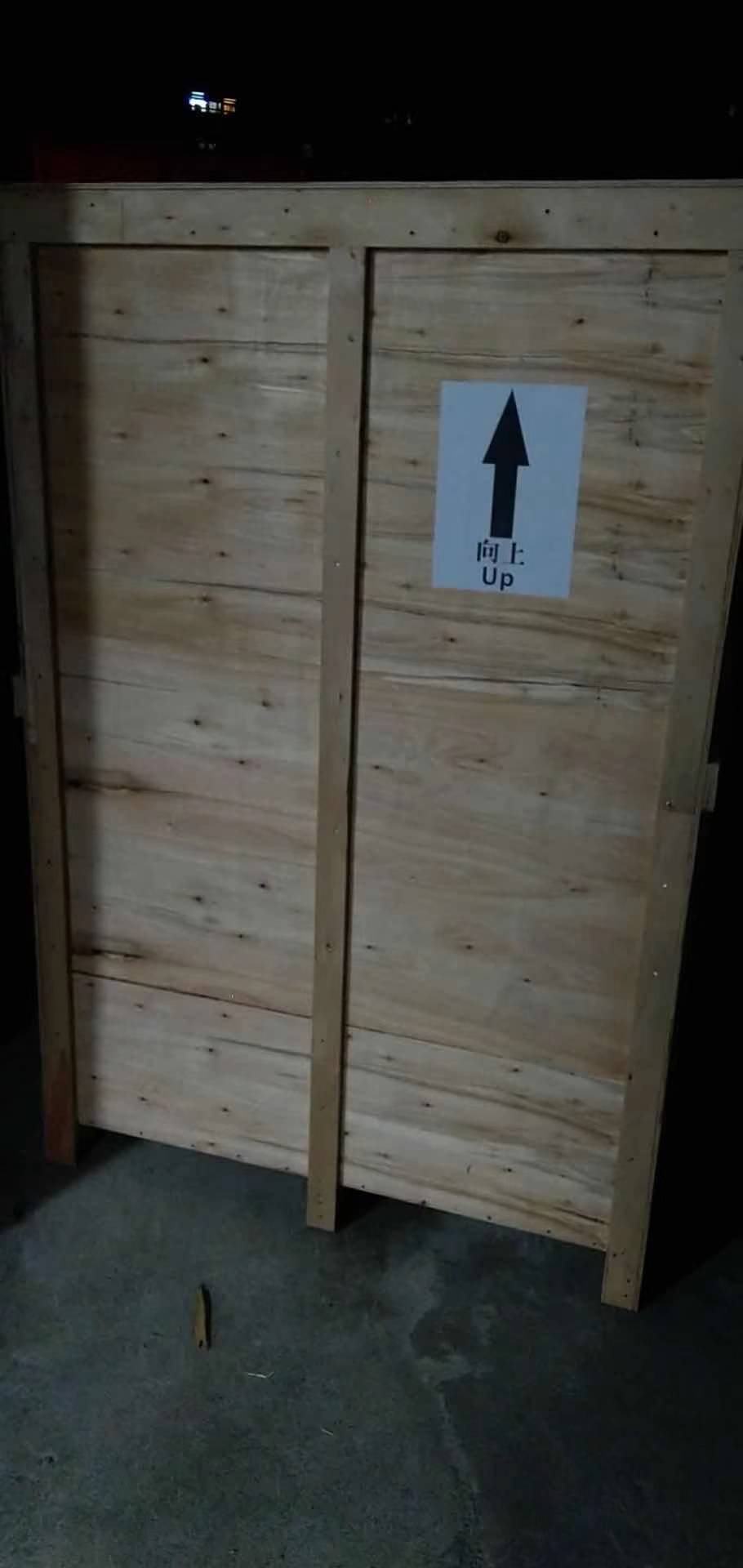 Industrial washing machine crate with directional markings
