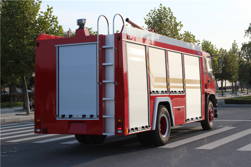 ISUZU fire fighting truck - Image 2