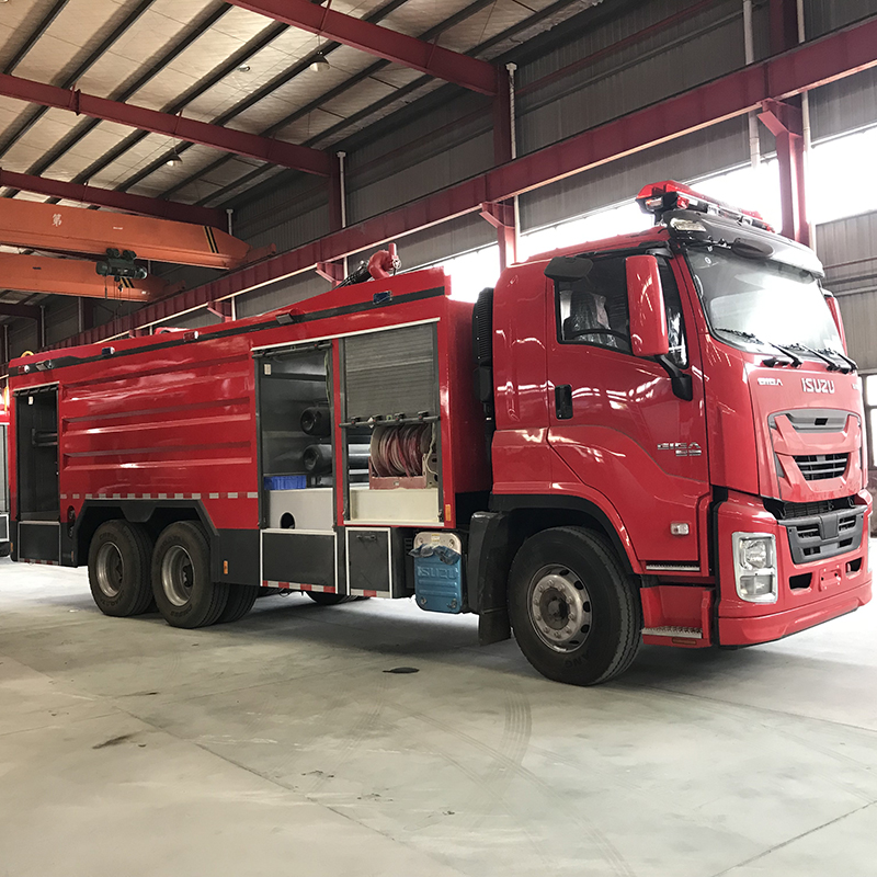 ISUZU GIGA Fire Engine Truck - Image 3