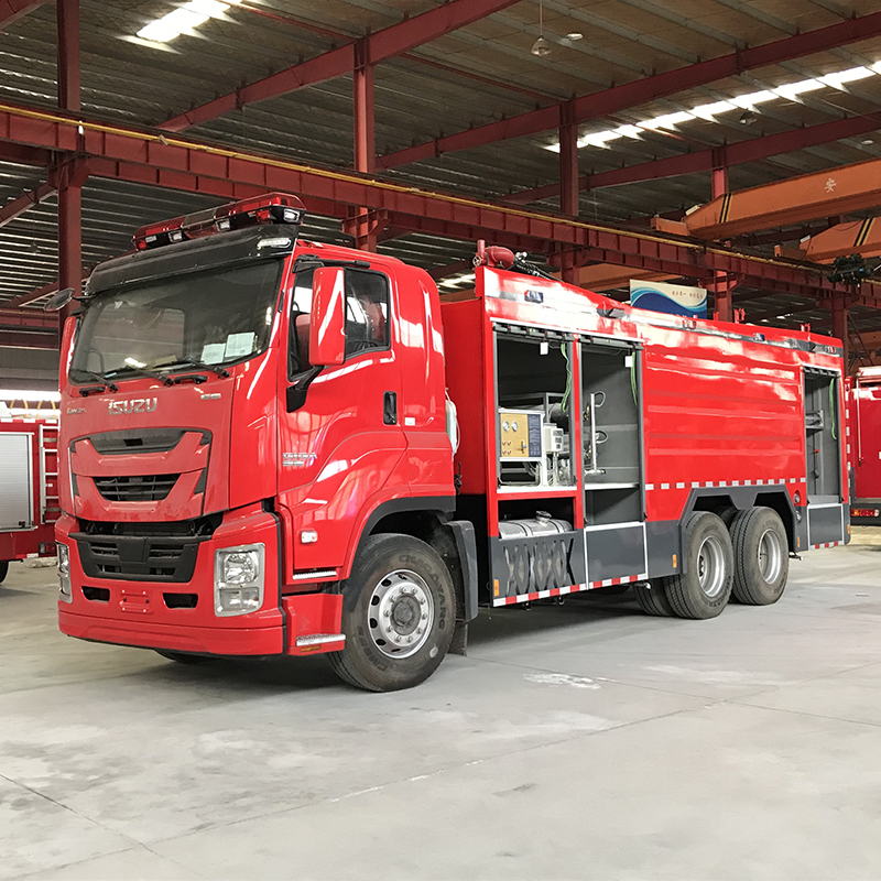 ISUZU GIGA Fire Engine Truck - Image 2