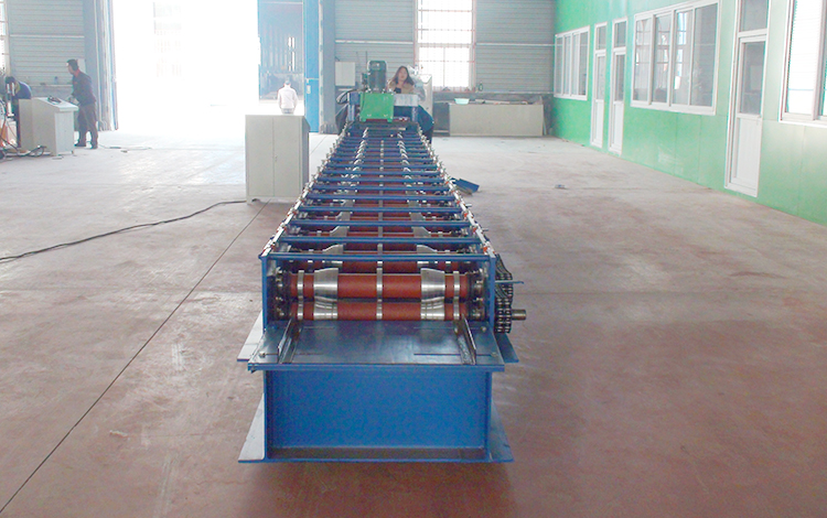 Roll forming machine with uncoiler and forming stations