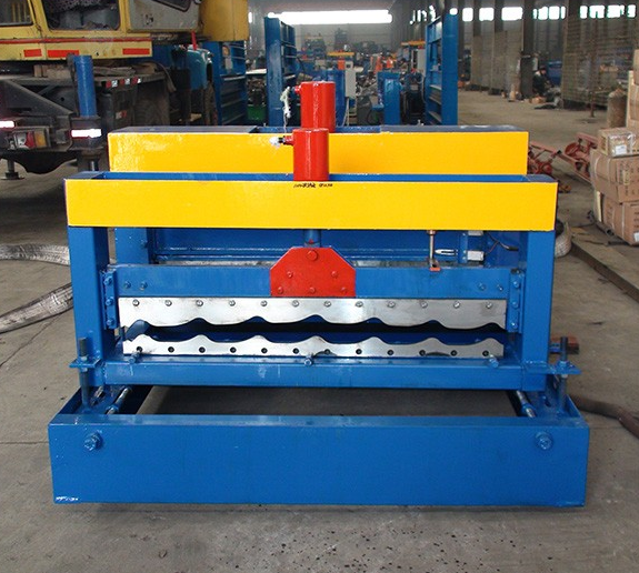 Close up of the forming rollers and hydraulic cylinders