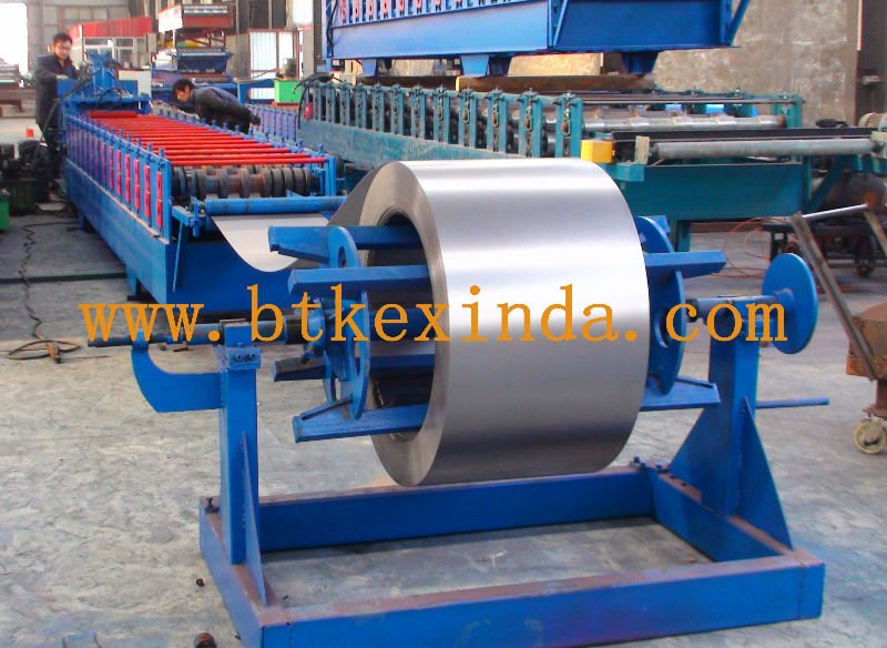 Full view of the steel plate uncoiler machine