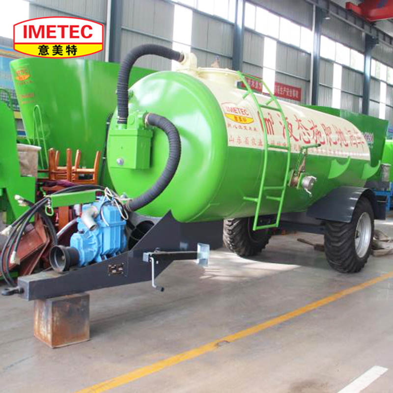 Rear view of the manure spreader highlighting the mixing and discharge mechanism