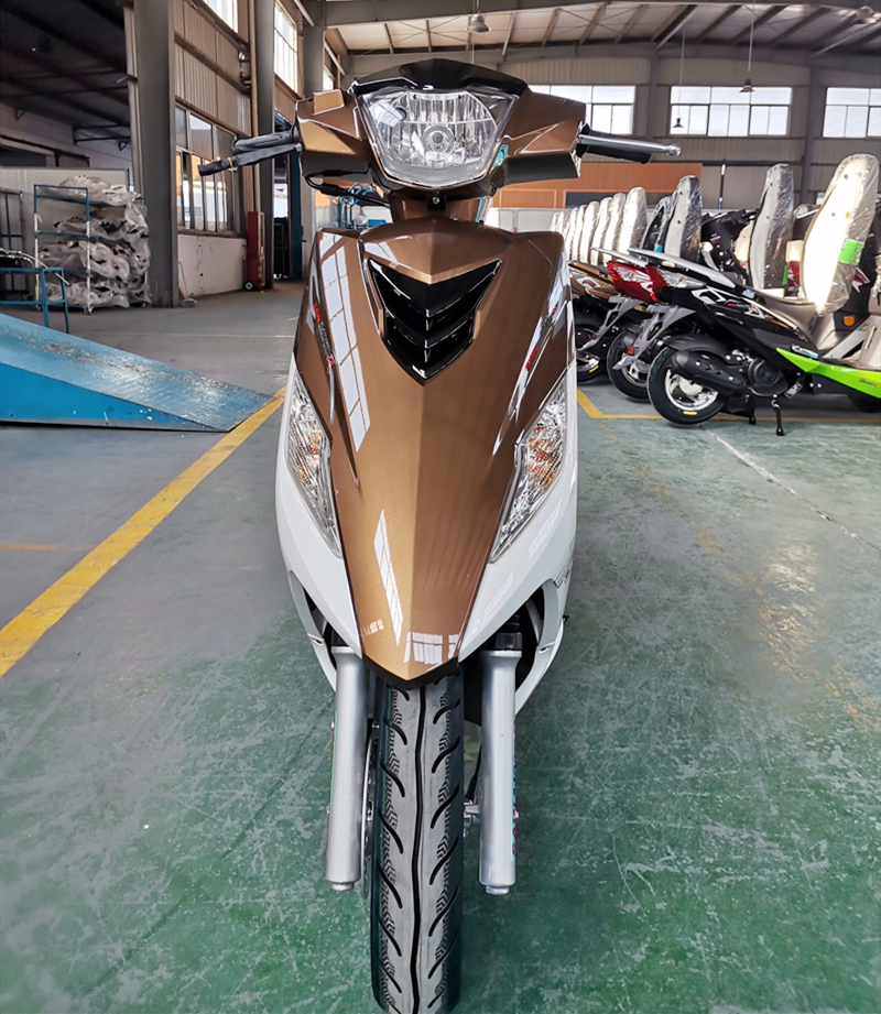 Front view of the 150cc scooter showing headlight and front panel