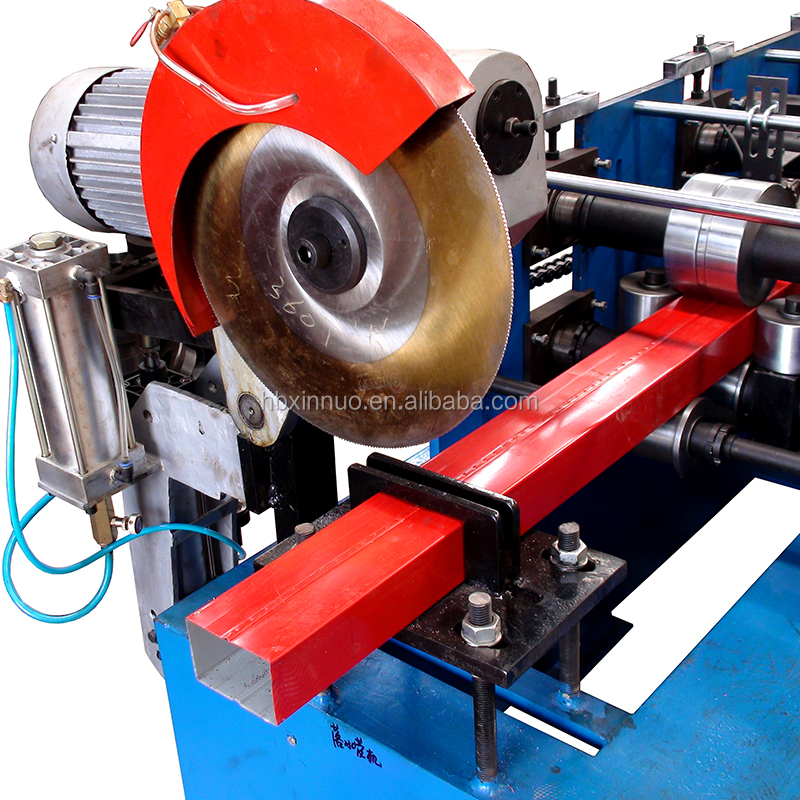 Metal forming machine with circular saw cutting mechanism
