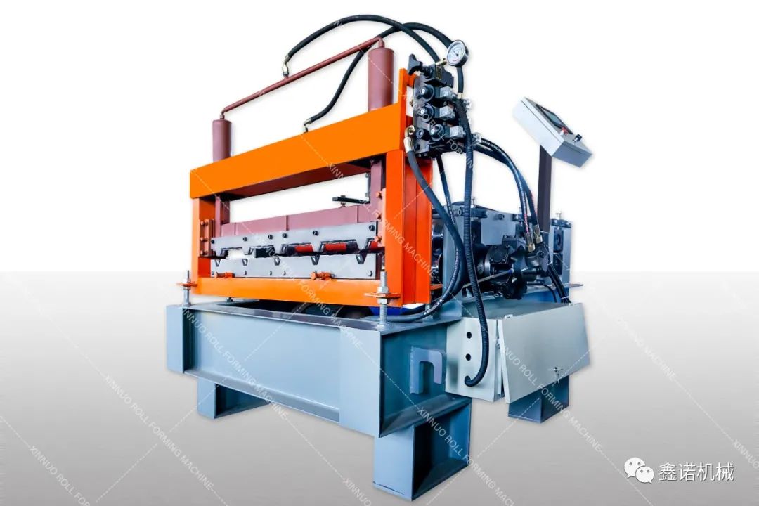 Manual sheet metal curving machine in operation
