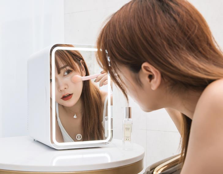Mini Cooler with LED&Make up mirror - Image 2