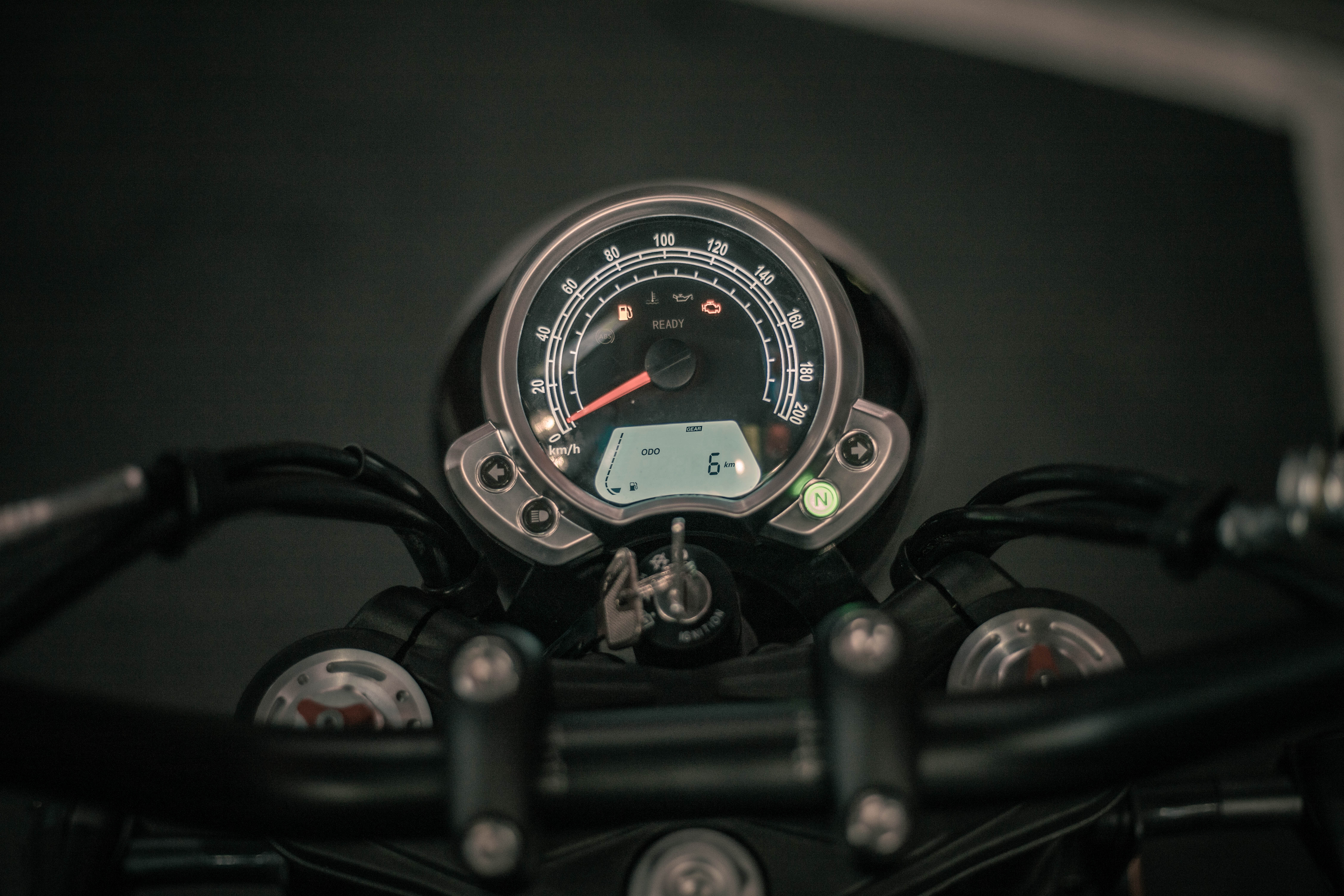 Motorcycle dashboard with analog speedometer