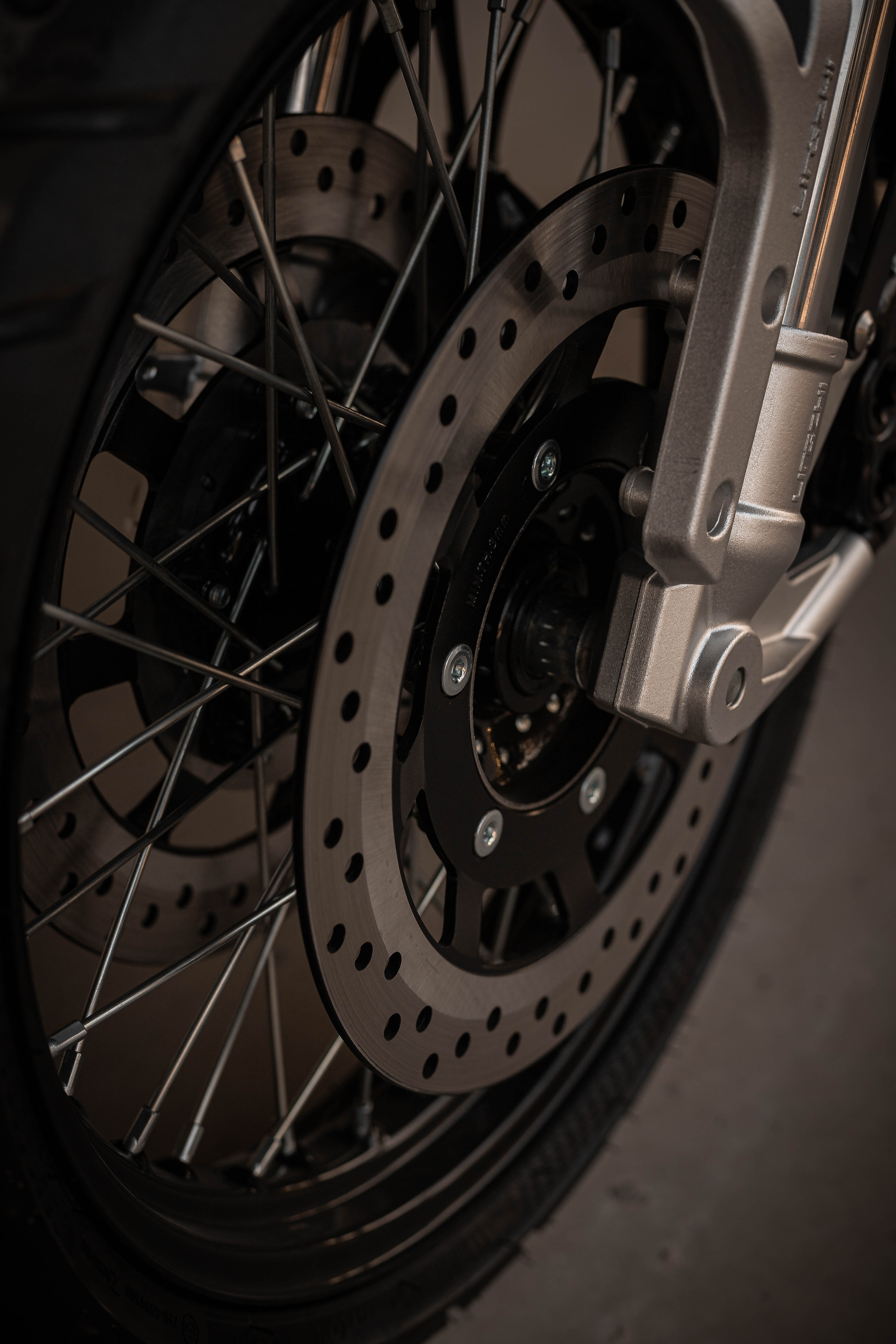 Front wheel assembly with dual disc brakes