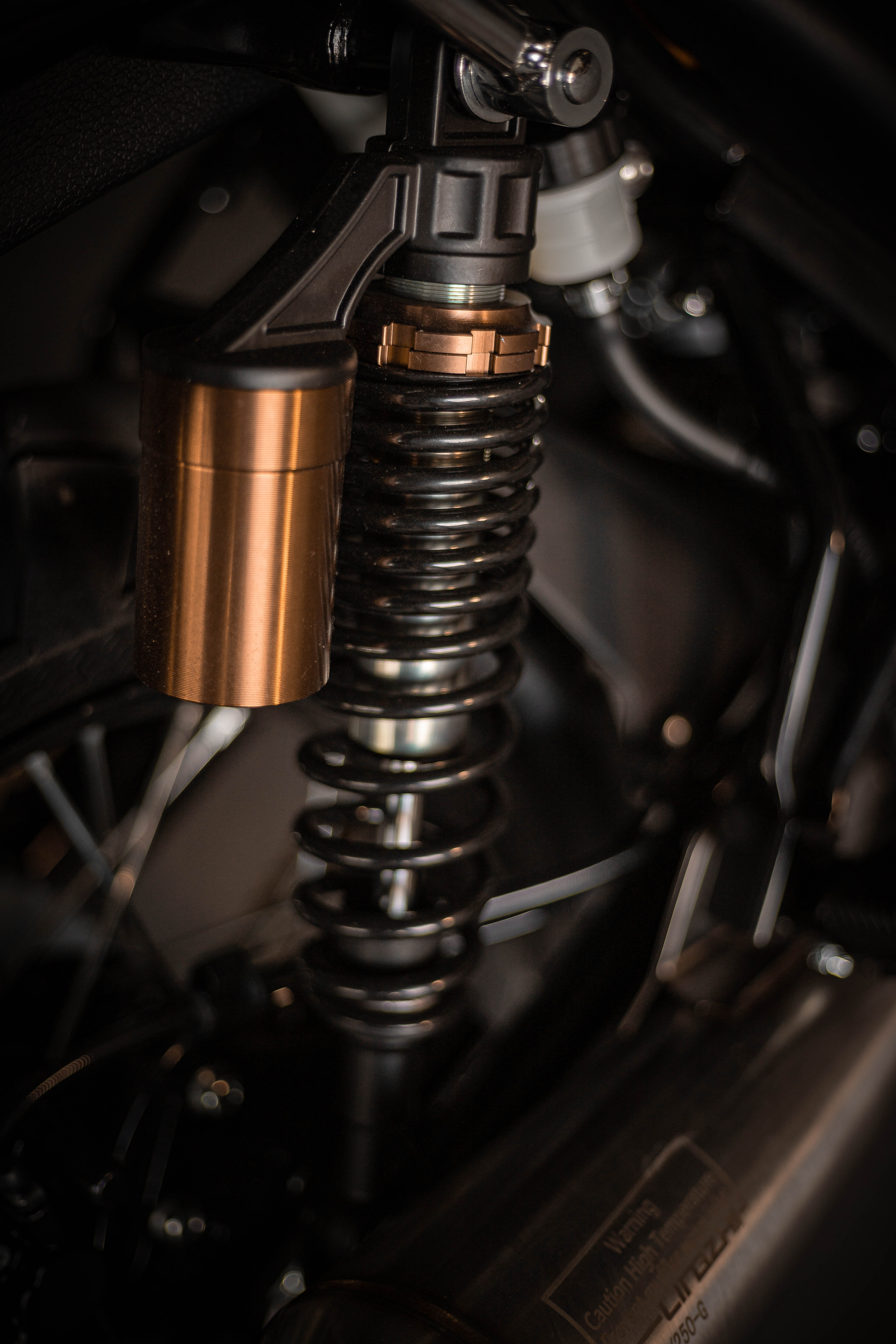 Rear shock absorber with preload adjustment