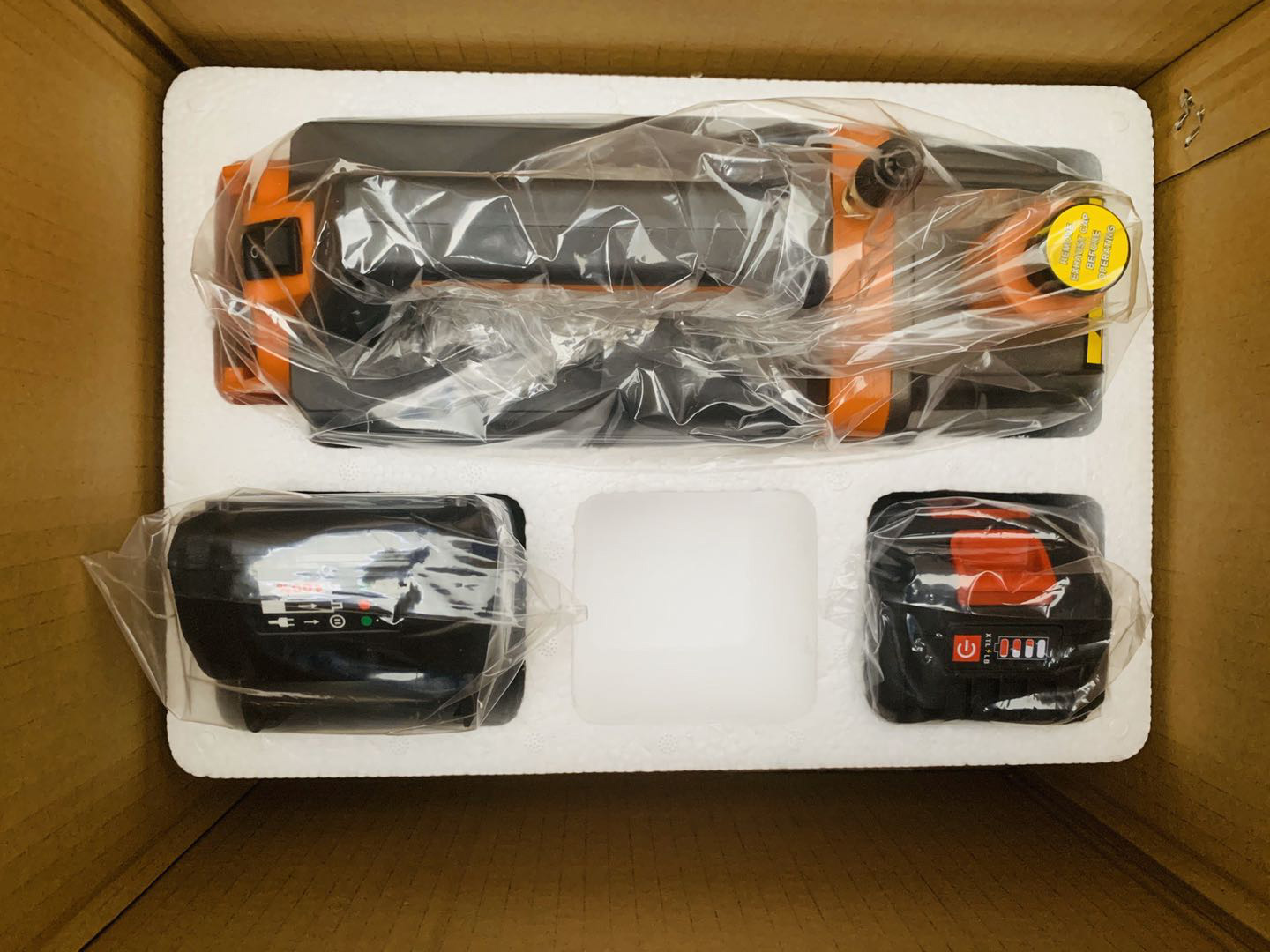 Vacuum pump with battery pack