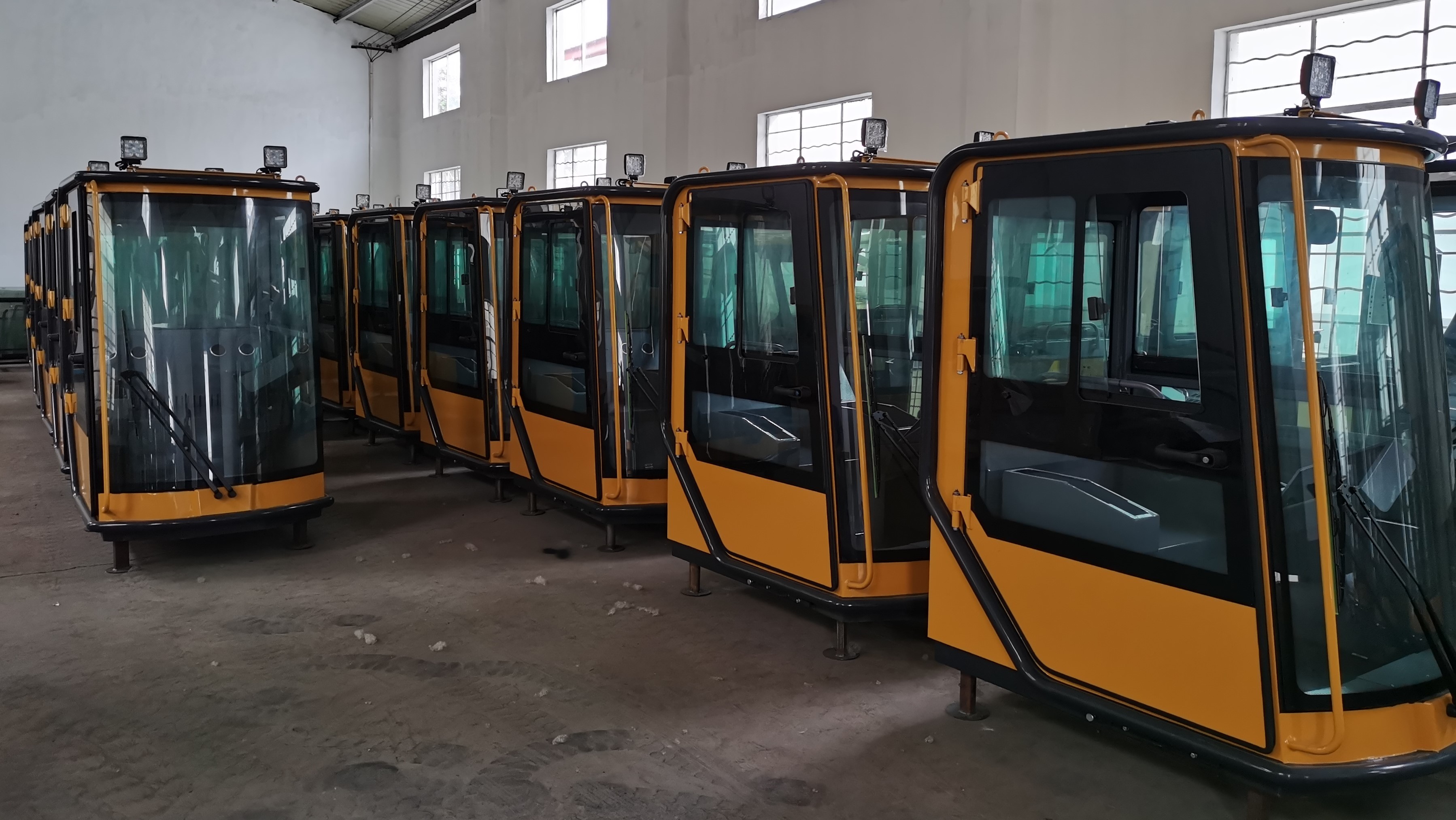 Fully enclosed machinery cabin