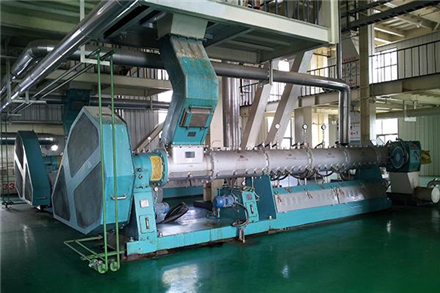 Industrial screw press extruder for oil extraction.