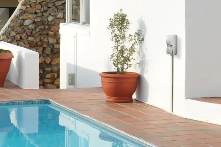 Surface-mounted French power outlet with shutter mechanism