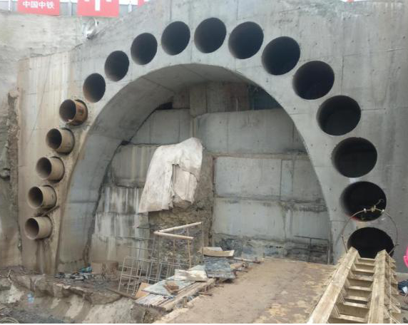 Concrete tunnel arch with pre-installed steel pipes