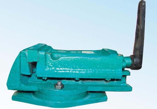 Heavy-Duty Bench Vise with Swivel Base