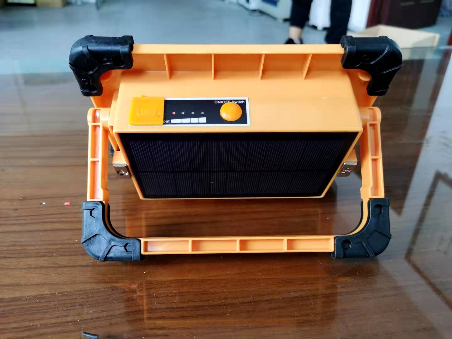 Portable led flood light with solar panel - Image 3