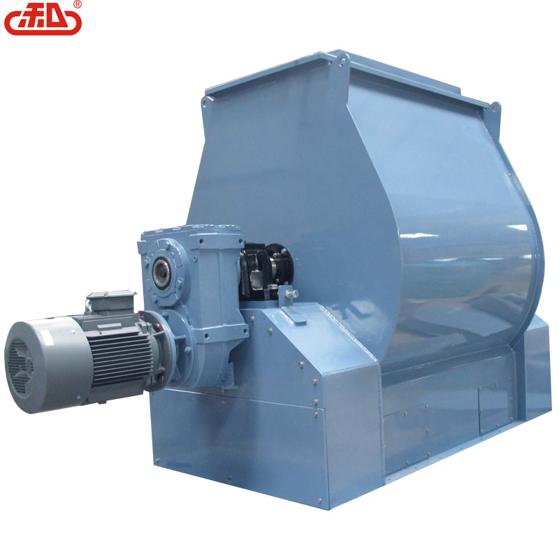 Heavy-duty feed mixer machine in a production setting
