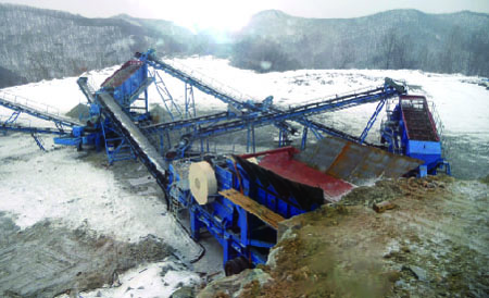 Screening plant in operation