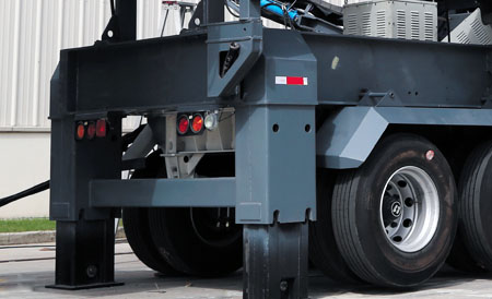 Mobile crushing plant chassis structure