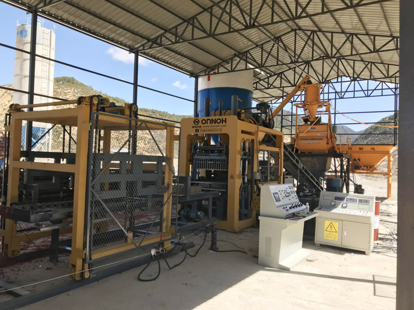 Automatic cement block forming machine unit