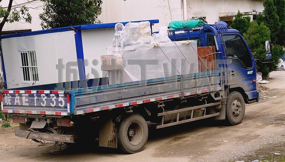 Industrial quenching tank mounted on casters for mobility