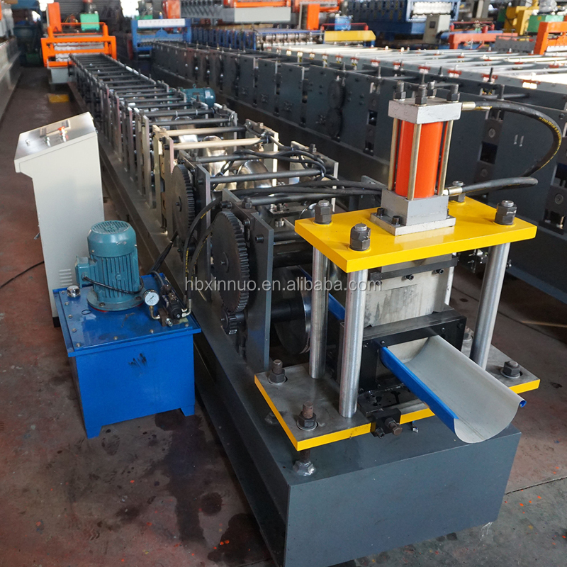 Roll forming machine with hydraulic cutting system