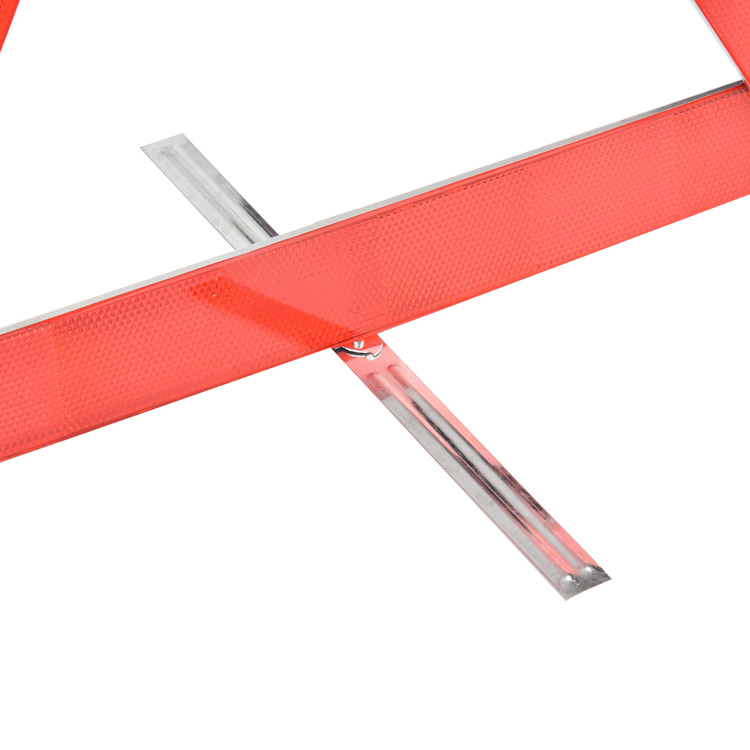 Foldable reflective warning triangle in deployed position