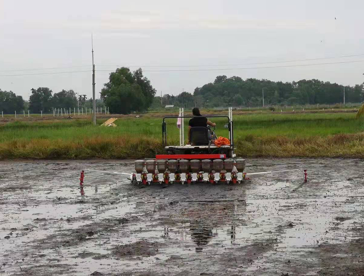 Self-propelled rice seeder
