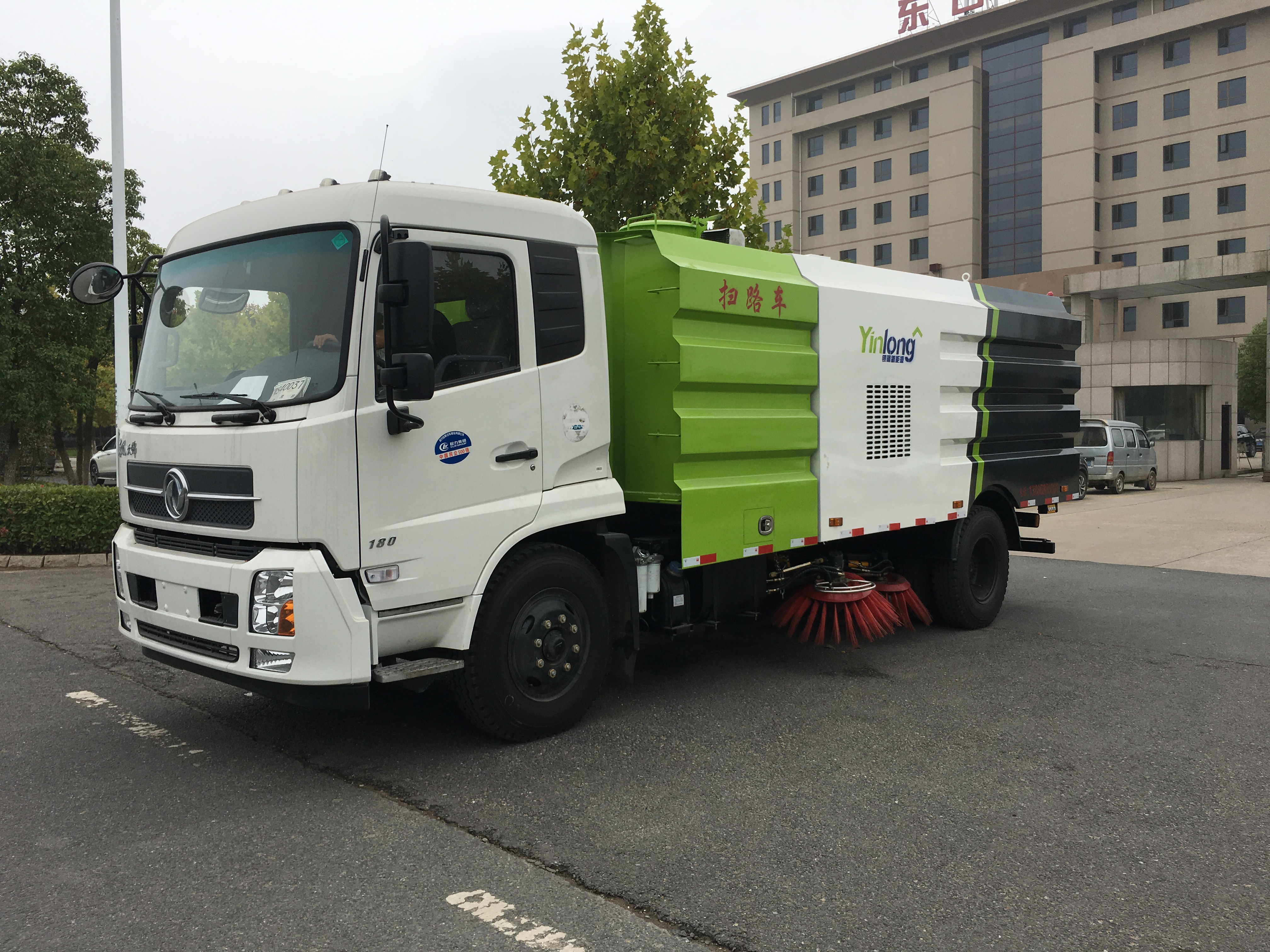 Road Sweeper Truck - Image 2