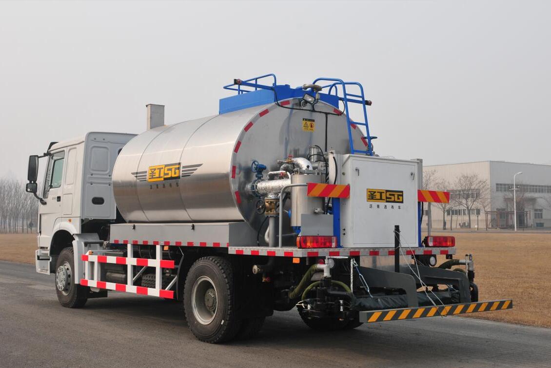 Side profile of the asphalt distributor truck showing tank and spray bar configuration