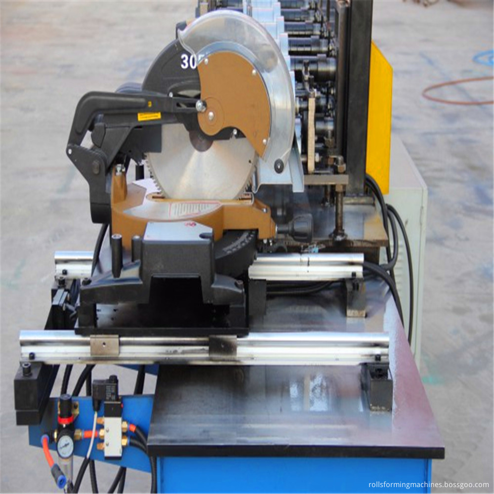 Flying saw cutter mechanism