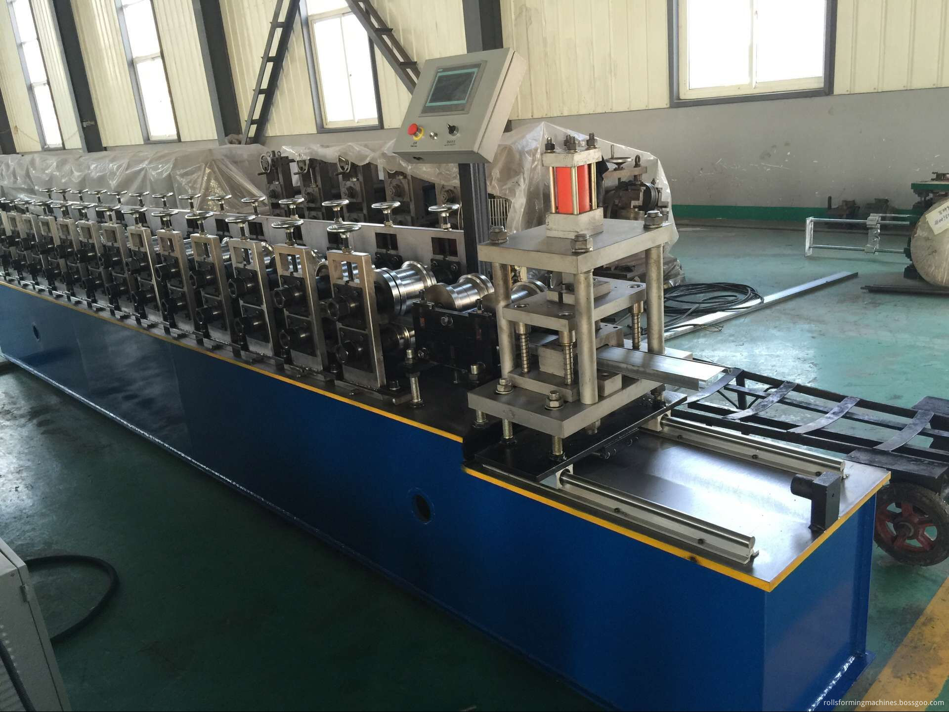 Main roll forming machine unit