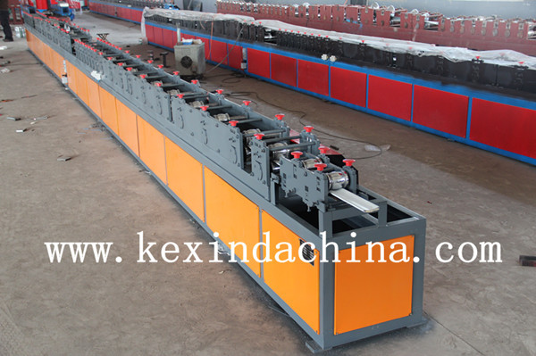 Forming stations of the rolling shutter production line