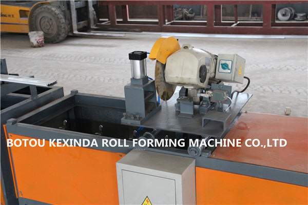Integrated cutting and forming mechanism