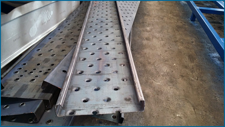 Roll forming machine for scaffolding planks